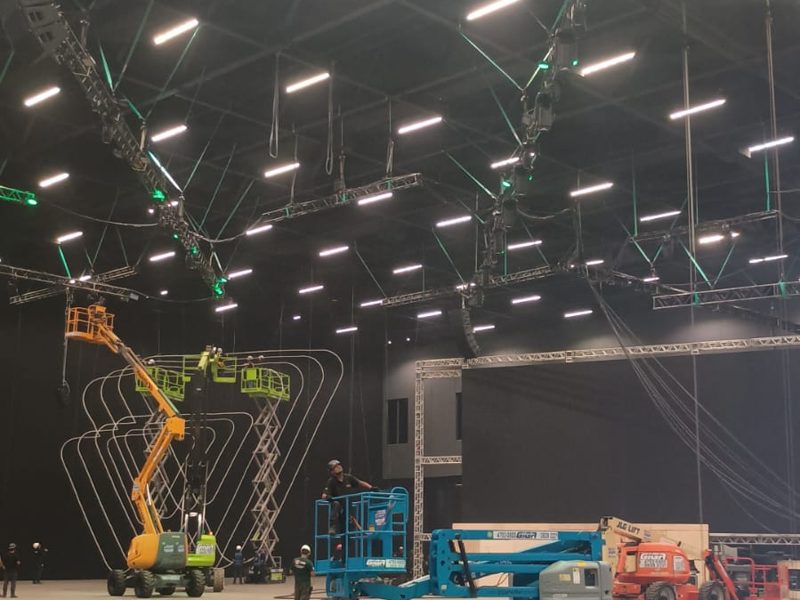 Plataforma articulada em manutenção industrial