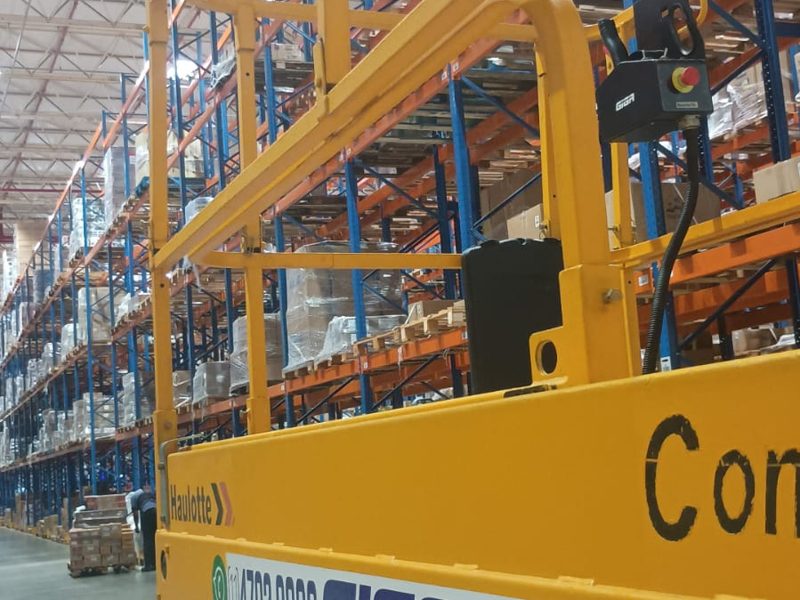 Plataforma tesoura em armazém